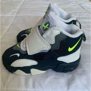 Nike Air speed turf sneaker Kids Size 7c great condition
